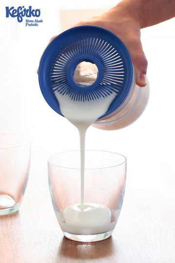 KEFIRKO-MILK KEFIR-POURING