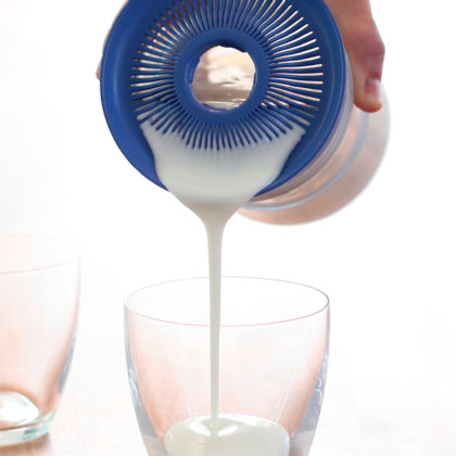 KEFIRKO-MILK KEFIR-POURING