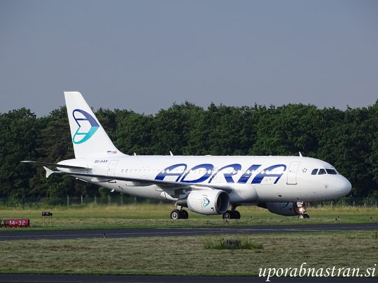 Airbus A319-100 (S5-AAX)