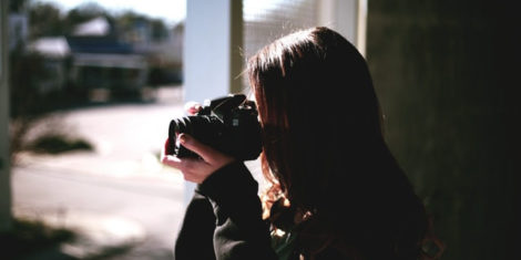 zenska-fotografiranje-detektiv