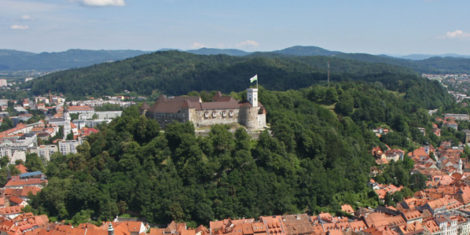 Ljubljanski-grad-z-zraka-low-res-foto-Primoz-Hieng