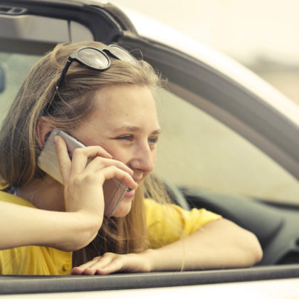 zenska-mobilni-telefon-gostovanje-roaming-avto-FB zenska-mobilni-telefon-gostovanje-roaming-avto-FB