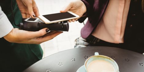 mastercard-mobilno-placevanje-1-Woman paying with mobile phone in cafe