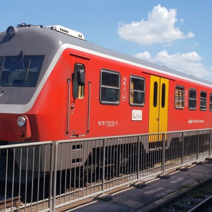 vlak-slovenske-zeleznice-sz-715-kanarcek