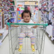 nakupovanje-vozicek-otrok-trgovina