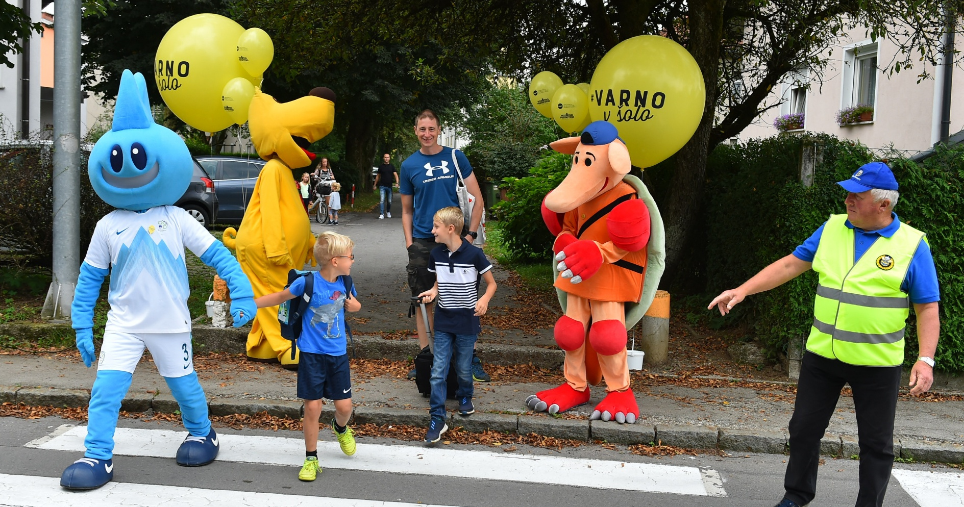 20.840 rumenih balonov #VarnoVŠolo je prvošolčke pospremilo v šolo in ...