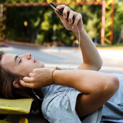 mobilni-telefon-skejt-slusalke-mobitel-1 mobilni-telefon-skejt-slusalke-mobitel-1