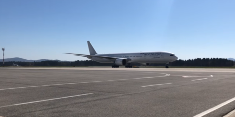 kitajska-ljubljana-slovenija-letalo-medicinska-oprema-7-4-2020-boeing-777-nordwind-airlines