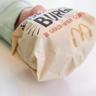 McDonalds-papir-iz-trave-grass-paper-Deutschlandburger