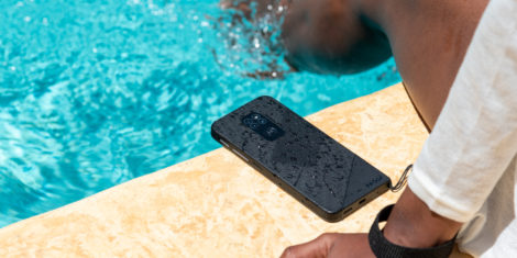 Motorola-Defy-trpezen-telefon-odporen-na-vlago-padce-IP68
