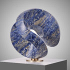 Marmor-Hotavlje-v-sodelovanju-z-umetniki-ustvarja-skulpture-Modra-skulptura-AquaVlastimil-Beranek-modri-sodalit