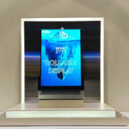 Samsung je predstavil 12.4 inčni OLED zaslon, ki ga je mogoče zrolati v tulec in prvi zaslon z vgrajenim merilcem krvnega tlaka