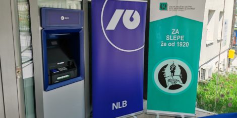 Banka NLB je v Ljubljani postavila prvi bankomat prilagojen potrebam slepih in slabovidnih, do konca leta 2023 jih bo po Sloveniji na voljo 52