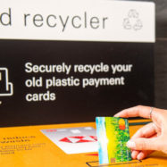 Mastercard-z-globalnim-programom-recikliranja-placilnih-kartic-spodbuja-okolju-prijazne-placilne-kartice