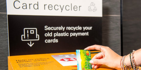 Mastercard-z-globalnim-programom-recikliranja-placilnih-kartic-spodbuja-okolju-prijazne-placilne-kartice