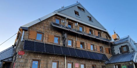Triglavski dom na Kredarici s prenovljeno najvišje ležečo sončno elektrarno v Sloveniji, ki zdaj zagotavlja še večji delež obnovljive energije