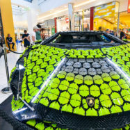LEGO replika Lamborghinijevega avtomobila Sián FKP 37 v naravni velikosti v nakupovalnem središču Citypark Ljubljana