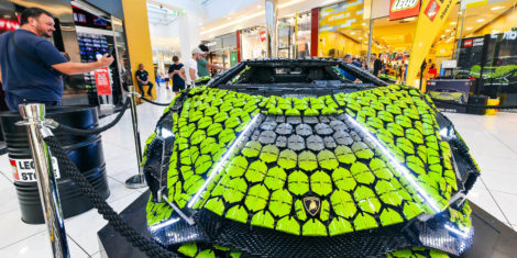 LEGO replika Lamborghinijevega avtomobila Sián FKP 37 v naravni velikosti v nakupovalnem središču Citypark Ljubljana