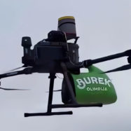 Dostava-bureka-z-dronom-na-Ljubljanski-grad-video-Ljubljana-s-prvo-dostavo-bureka-z-dronom-na-svetu