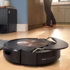 Klasicni-iRobot-Roomba-ali-z-moznostjo-sesanja-in-pomivanja-kateri-je-najboljsa-izbira-za-vas-dom