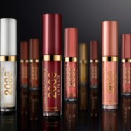 Max Factor 2000 Calorie Lip Glaze glos prinaša hitro in enostavno rešitev za dosego voluminoznega videza ustnic