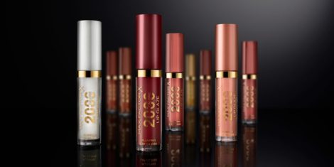 Max Factor 2000 Calorie Lip Glaze glos prinaša hitro in enostavno rešitev za dosego voluminoznega videza ustnic