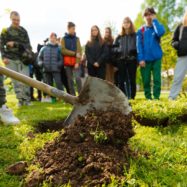 Answear Slovenija v sodelovanju s slovenskimi osnovnimi šolami zbral skoraj 17 ton rabljenih oblačil