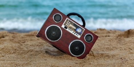 AKOS-je-objavil-razpis-za-24-pravic-za-digitalni-DAB-radio-na-obmocju-celotne-Slovenije-novi-digitalni-radii-bodo-oddajali-v-multipleksih-R4-in-R5