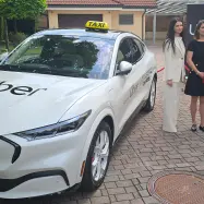 Uber Slovenija je zaživel v Ljubljani kot Uber Taxi, saj prevoze lahko opravljajo le vozniki s taksimetri