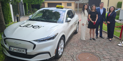 Uber Slovenija je zaživel v Ljubljani kot Uber Taxi, saj prevoze lahko opravljajo le vozniki s taksimetri