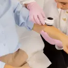 V Ljubljani na Novem trgu 12. in 13. maja 2025 brezplačen pregled kožnih znamenj v klopu kampanje #SaveYourSkin