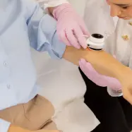 V Ljubljani na Novem trgu 12. in 13. maja 2025 brezplačen pregled kožnih znamenj v klopu kampanje #SaveYourSkin