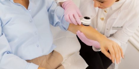 V Ljubljani na Novem trgu 12. in 13. maja 2025 brezplačen pregled kožnih znamenj v klopu kampanje #SaveYourSkin