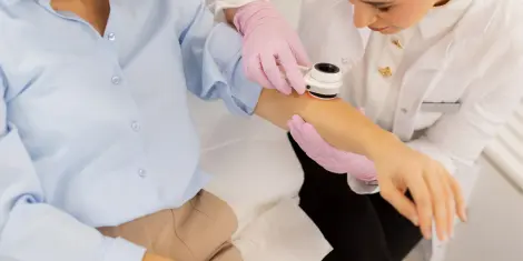 V Ljubljani na Novem trgu 12. in 13. maja 2025 brezplačen pregled kožnih znamenj v klopu kampanje #SaveYourSkin