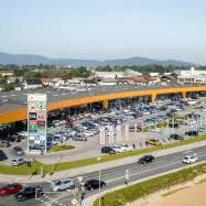 Arkadia Domžale zdaj v lasti SES Spar European Shopping Centers, ki ima v Sloveniji v lasti centre Citypark, Aleja, Center Vič, Europark in Citycenter