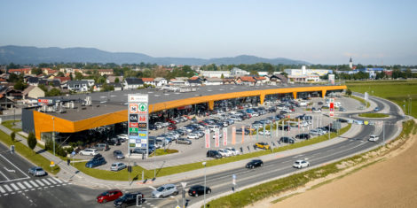 Arkadia Domžale zdaj v lasti SES Spar European Shopping Centers, ki ima v Sloveniji v lasti centre Citypark, Aleja, Center Vič, Europark in Citycenter