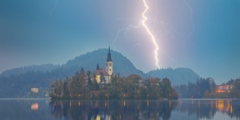 Strela lahko uniči vaše naprave, zato Telekom opozarja na preventivne ukrepe pred dopusti
