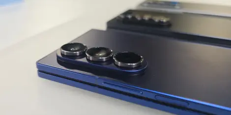 Prvi vtis in ključne novosti prepogljivega telefona Samsung Galaxy Z Fold7