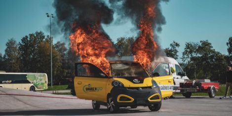 Prvi nadzorovan vžig električnega avtomobila v Sloveniji razkril tveganja in rešitve pri gašenju tovrstnih požarov