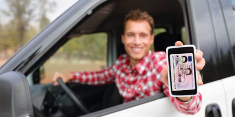 Digitalno vozniško dovoljenje na mobilnem telefonu bo v Sloveniji in Evropski uniji sčasoma postala primarna oblika vozniškega dovoljenja