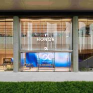 Honor je Shenzhenu odprl svojo prvo Honor Alpha trgovino z vizijo povezane prihodnosti umetne inteligence