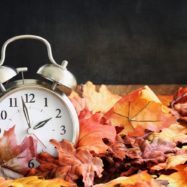 Premik ure 2025 premik ure na zimski čas bo 26.10.2025 (oktober), premikanje ure na poletni čas pa 29.3.2026 (marec) Kdaj se prestavi ura 2025