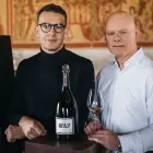 ASSEMBLAGE 211 prinaša nov pristop k slovenskim penečim vinom in je rezultat povezovanja Françoisa Bottona ter Mirana Sirka