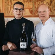 ASSEMBLAGE 211 prinaša nov pristop k slovenskim penečim vinom in je rezultat povezovanja Françoisa Bottona ter Mirana Sirka