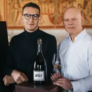 ASSEMBLAGE 211 prinaša nov pristop k slovenskim penečim vinom in je rezultat povezovanja Françoisa Bottona ter Mirana Sirka