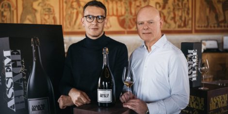 ASSEMBLAGE 211 prinaša nov pristop k slovenskim penečim vinom in je rezultat povezovanja Françoisa Bottona ter Mirana Sirka