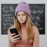 Skoraj 1.000 Slovencev je kliknilo na lažno spletno povezavo v SMS sporočilu, a na srečo se niso opekli