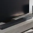 Kompaktni Samsung QS700F soundbar prinaša opazno nadgradnjo zvoka v sodobna stanovanja