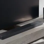Kompaktni Samsung QS700F soundbar prinaša opazno nadgradnjo zvoka v sodobna stanovanja