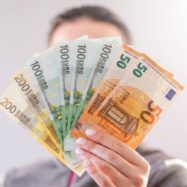Minimalna plača 2026 bo 1000€ neto, višja bruto in neto minimalna plača 2026 predstavljata dvig za 15.95%